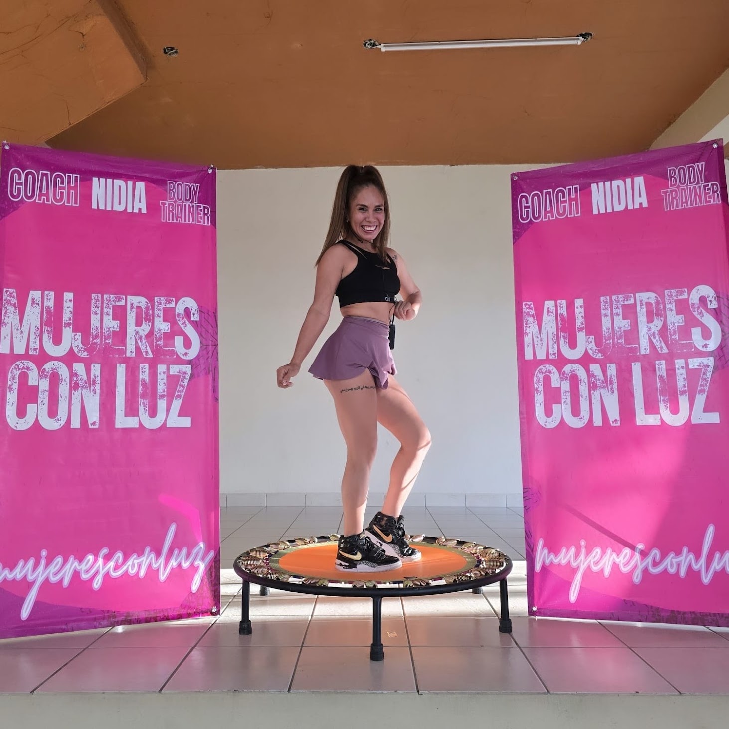 Coach Nidia en una experiencia de Mujeres con Luz
